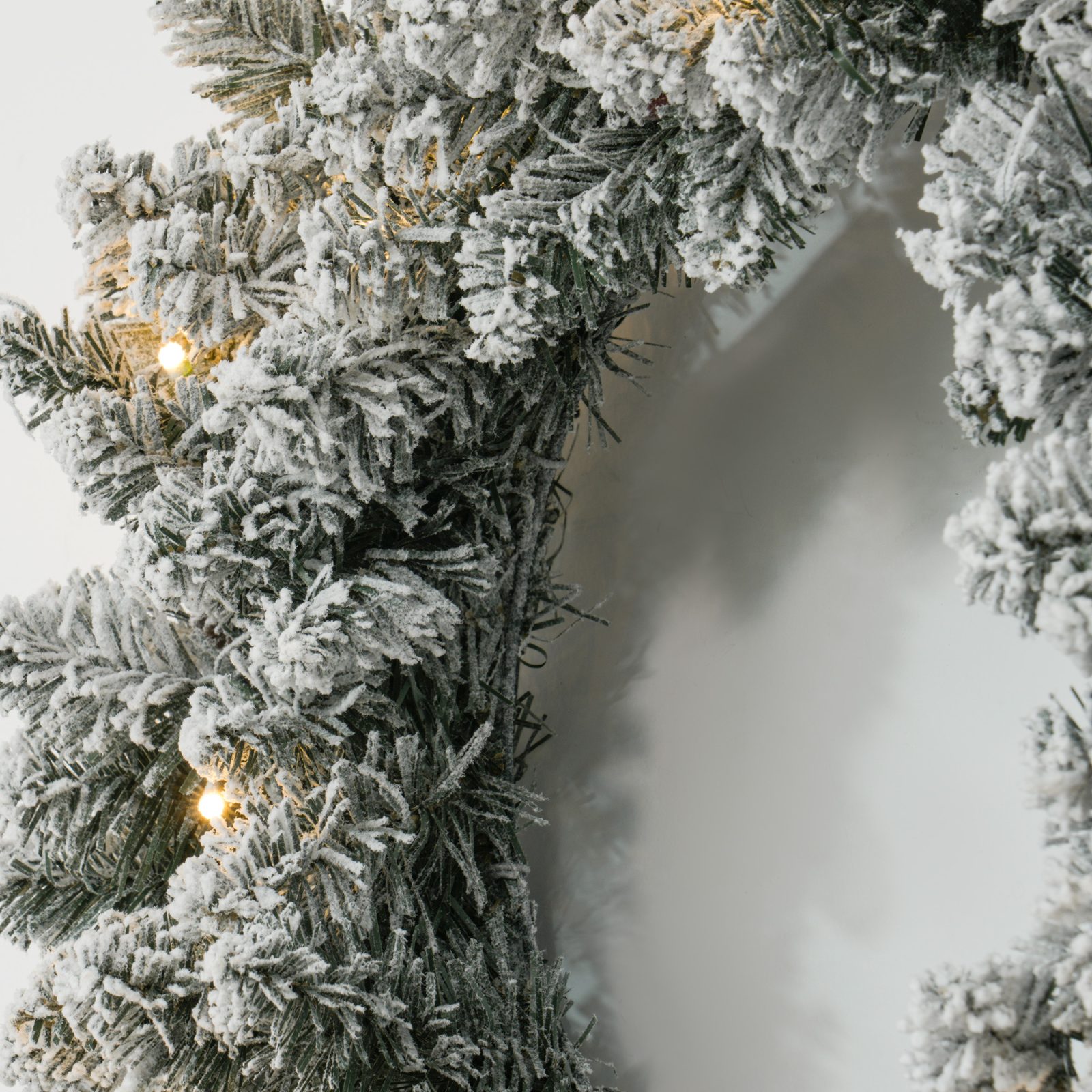 60 Snow Pine Cones And Berry Christmas Wreaths With LED Lights – view 7